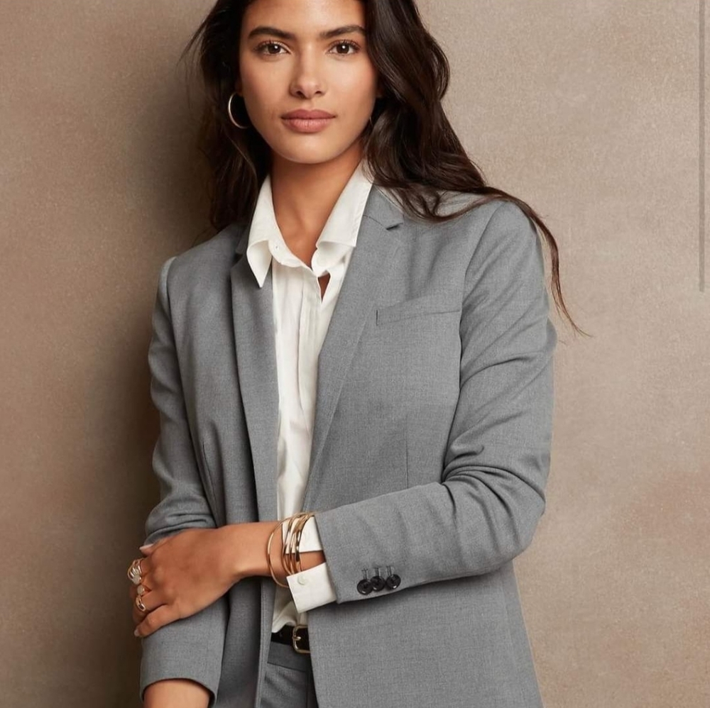 Heather Gray Complete Suit with Pants and blazer. Banana Republic Petite size 6